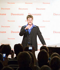 Bodo begr�sst das Publikum bei Dussmann